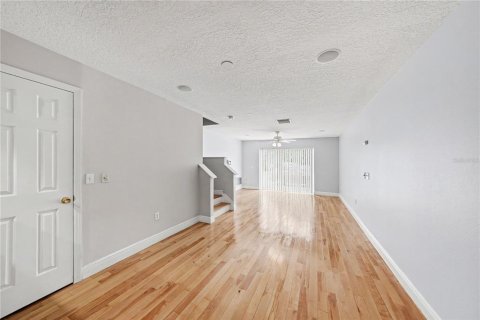 Townhouse in Tampa, Florida 2 bedrooms, 108.51 sq.m. № 2196945 - photo 2