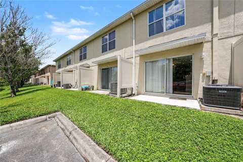 Townhouse in Tampa, Florida 2 bedrooms, 108.51 sq.m. № 2196945 - photo 15