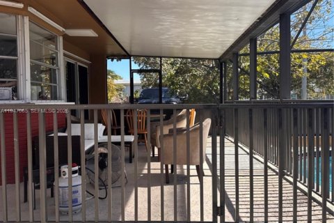 Casa en alquiler en Miami, Florida, 3 dormitorios, 150.97 m2 № 2025053 - foto 3