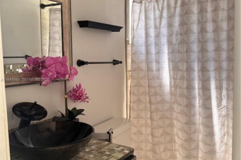 Casa en alquiler en Miami, Florida, 3 dormitorios, 150.97 m2 № 2025053 - foto 6