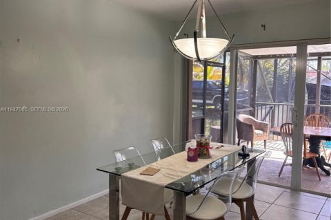 Casa en alquiler en Miami, Florida, 3 dormitorios, 150.97 m2 № 2025053 - foto 2