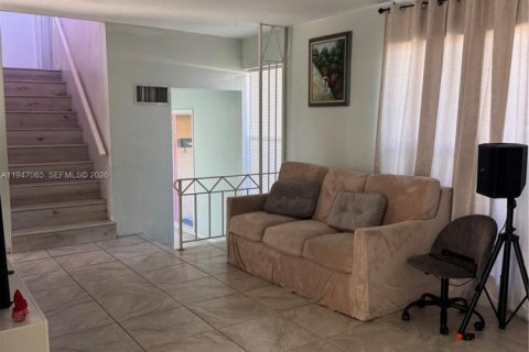 Casa en alquiler en Miami, Florida, 3 dormitorios, 150.97 m2 № 2025053 - foto 5