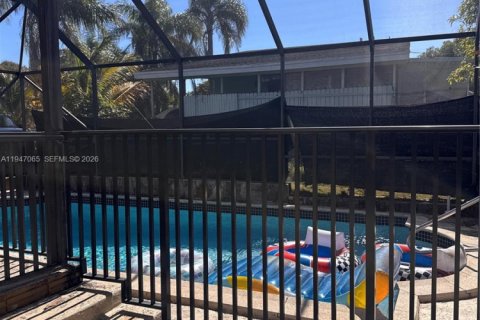 Casa en alquiler en Miami, Florida, 3 dormitorios, 150.97 m2 № 2025053 - foto 4