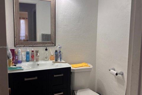 Casa en alquiler en Miami, Florida, 3 dormitorios, 150.97 m2 № 2025053 - foto 9