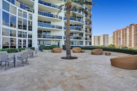 Condo in Sunny Isles Beach, Florida, 2 bedrooms  № 2247788 - photo 24