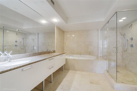 Condo in Sunny Isles Beach, Florida, 2 bedrooms  № 2247788 - photo 12