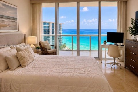 Condo in Sunny Isles Beach, Florida, 2 bedrooms  № 2247788 - photo 11