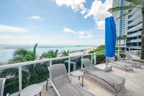 Condo in Sunny Isles Beach, Florida, 2 bedrooms  № 2247788 - photo 25