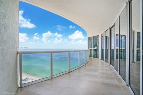 Condo in Sunny Isles Beach, Florida, 2 bedrooms  № 2247788 - photo 3