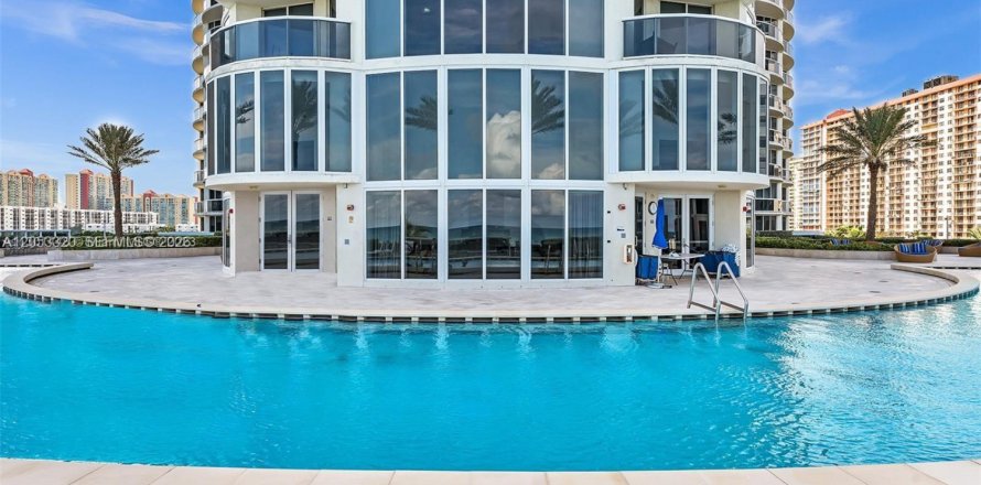 Condo in Sunny Isles Beach, Florida, 2 bedrooms  № 2247788