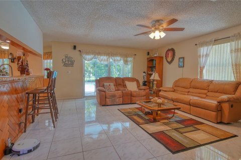 Casa en venta en Davie, Florida, 4 dormitorios, 234.3 m2 № 1857141 - foto 13