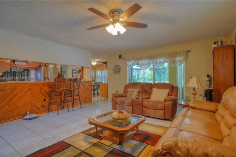 Casa en venta en Davie, Florida, 4 dormitorios, 234.3 m2 № 1857141 - foto 11