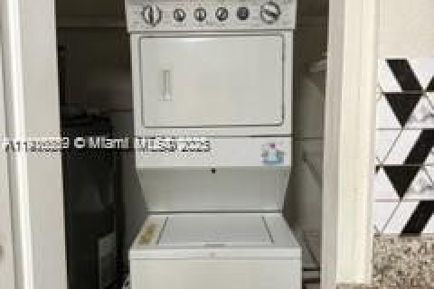 House in Hollywood, Florida 1 bedroom, 156.26 sq.m. № 1972693 - photo 10