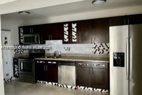 House in Hollywood, Florida 1 bedroom, 156.26 sq.m. № 1972693 - photo 2