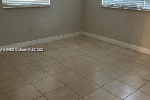 House in Hollywood, Florida 1 bedroom, 156.26 sq.m. № 1972693 - photo 16