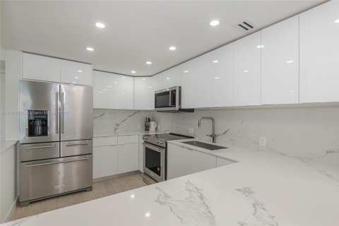 Copropriété à vendre à Sunny Isles Beach, Floride: 2 chambres, 126.07 m2 № 1698704 - photo 11
