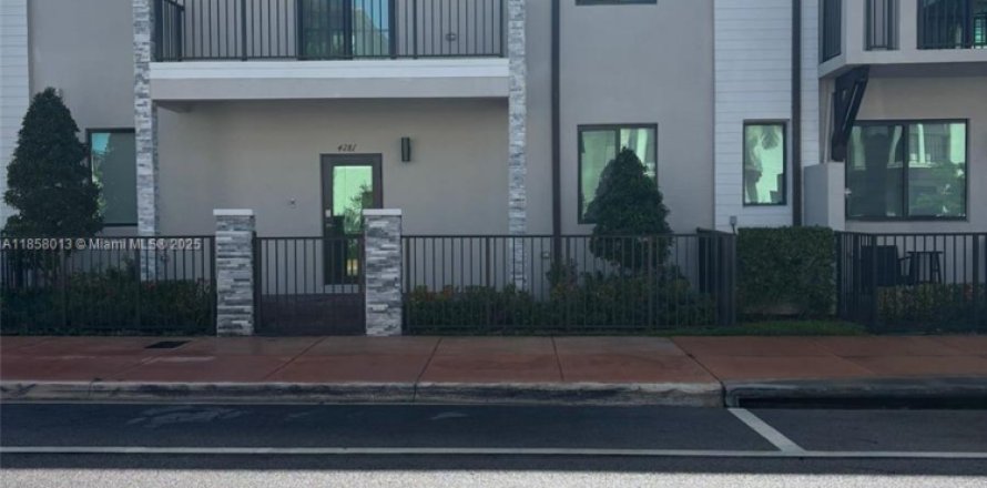 Adosado en Doral, Florida 3 dormitorios, 192.31 m2 № 1882509