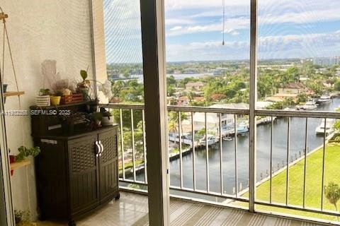 Condominio en alquiler en Pompano Beach, Florida, 1 dormitorio, 60.2 m2 № 1991897 - foto 1
