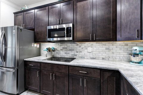 House in Port St. Lucie, Florida 4 bedrooms, 223.89 sq.m. № 2030526 - photo 14