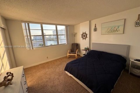 Condo in Hallandale Beach, Florida, 2 bedrooms  № 2026779 - photo 15