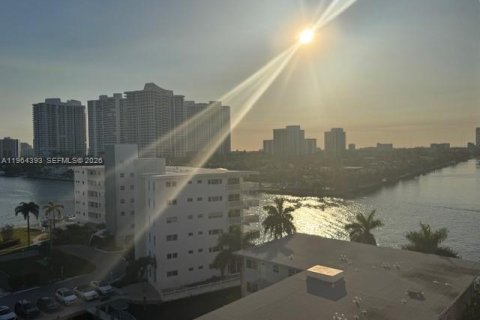 Condo in Hallandale Beach, Florida, 2 bedrooms  № 2026779 - photo 11