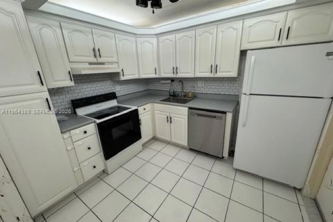 Condo in Hallandale Beach, Florida, 2 bedrooms  № 2026779 - photo 14