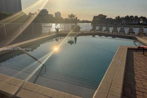 Condo in Hallandale Beach, Florida, 2 bedrooms  № 2026779 - photo 18