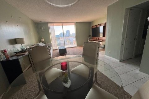 Condo in Hallandale Beach, Florida, 2 bedrooms  № 2026779 - photo 5