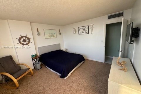 Condo in Hallandale Beach, Florida, 2 bedrooms  № 2026779 - photo 17