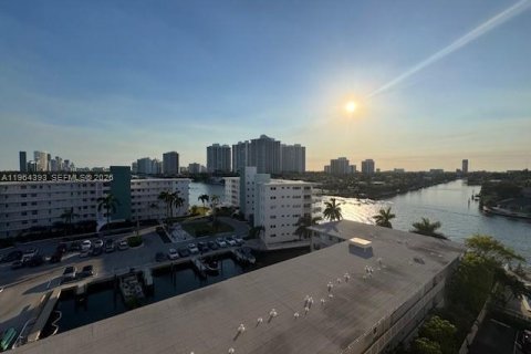 Condo in Hallandale Beach, Florida, 2 bedrooms  № 2026779 - photo 10
