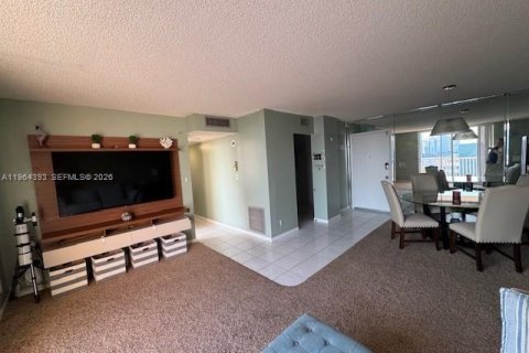 Condo in Hallandale Beach, Florida, 2 bedrooms  № 2026779 - photo 7