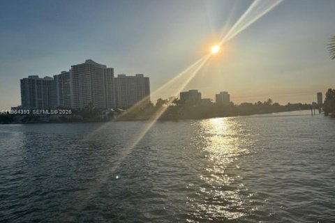 Condominio en venta en Hallandale Beach, Florida, 2 dormitorios, 101.45 m2 № 2026779 - foto 29