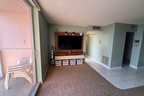 Condo in Hallandale Beach, Florida, 2 bedrooms  № 2026779 - photo 8