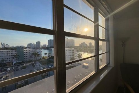 Condominio en venta en Hallandale Beach, Florida, 2 dormitorios, 101.45 m2 № 2026779 - foto 27
