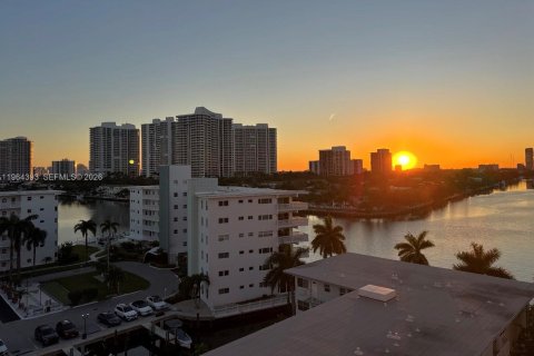 Condominio en venta en Hallandale Beach, Florida, 2 dormitorios, 101.45 m2 № 2026779 - foto 25