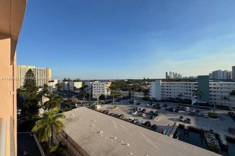 Condo in Hallandale Beach, Florida, 2 bedrooms  № 2026779 - photo 9