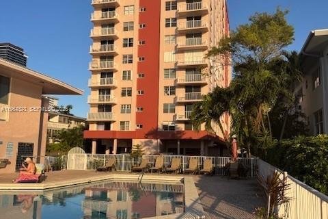 Condo in Hallandale Beach, Florida, 2 bedrooms  № 2026779