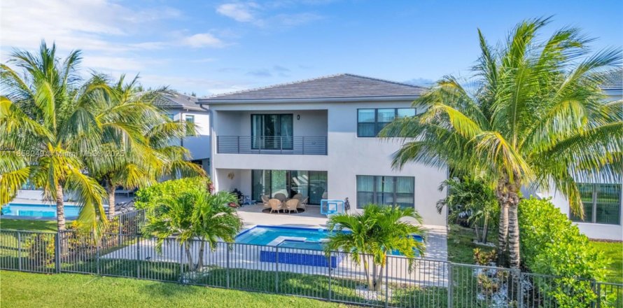 House in Boca Raton, Florida 5 bedrooms, 342.53 sq.m. № 1891583