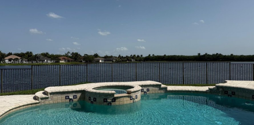 House in Weston, Florida 5 bedrooms, 348.1 sq.m. № 1809143