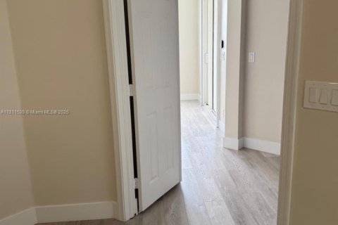 House in Weston, Florida 5 bedrooms, 348.1 sq.m. № 1809143 - photo 15