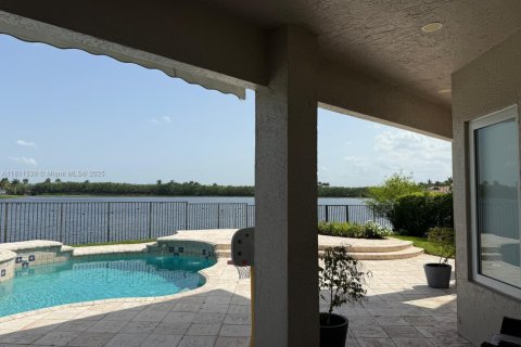 House in Weston, Florida 5 bedrooms, 348.1 sq.m. № 1809143 - photo 2