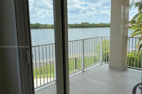 House in Weston, Florida 5 bedrooms, 348.1 sq.m. № 1809143 - photo 12