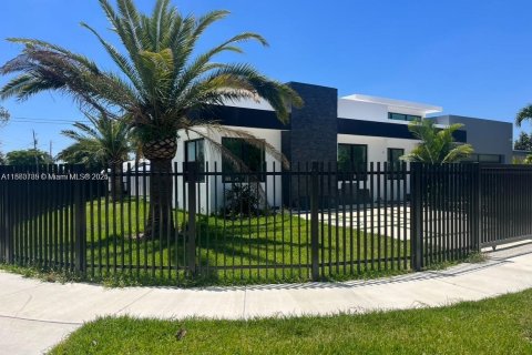 Villa ou maison à vendre à Miami, Floride: 3 chambres № 1891601 - photo 1