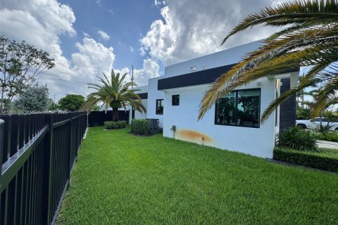 Villa ou maison à vendre à Miami, Floride: 3 chambres № 1891601 - photo 9