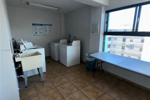 Condo in Miami, Florida, 1 bedroom  № 1956761 - photo 18