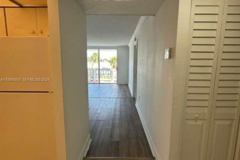 Condo in Miami, Florida, 1 bedroom  № 1956761 - photo 6