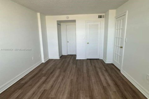 Condo in Miami, Florida, 1 bedroom  № 1956761 - photo 10