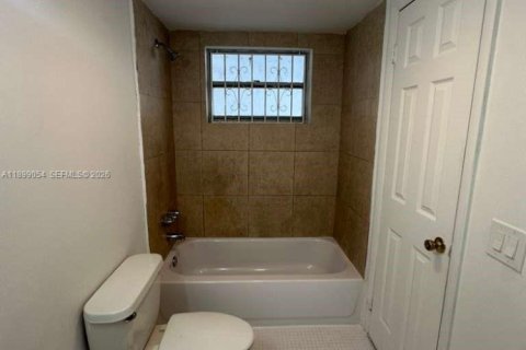 Condo in Miami, Florida, 1 bedroom  № 1956761 - photo 14