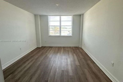 Condo in Miami, Florida, 1 bedroom  № 1956761 - photo 11