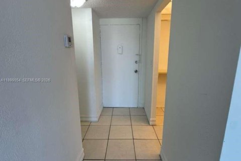 Condo in Miami, Florida, 1 bedroom  № 1956761 - photo 5
